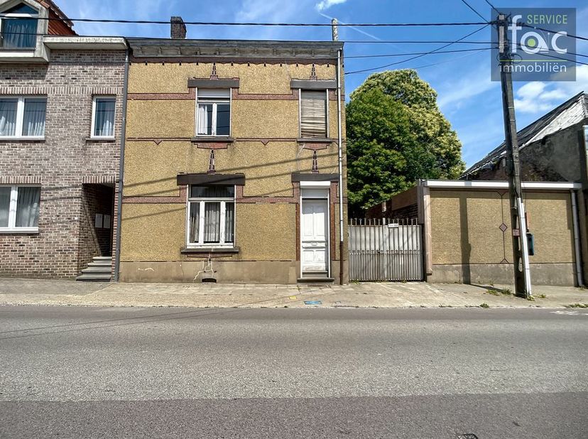 Maison à rénover avec 3 chambres et grenier aménageable, située près du centre de Leefdaal. Cette maison semi-ouverte se trouve sur un grand terrain d