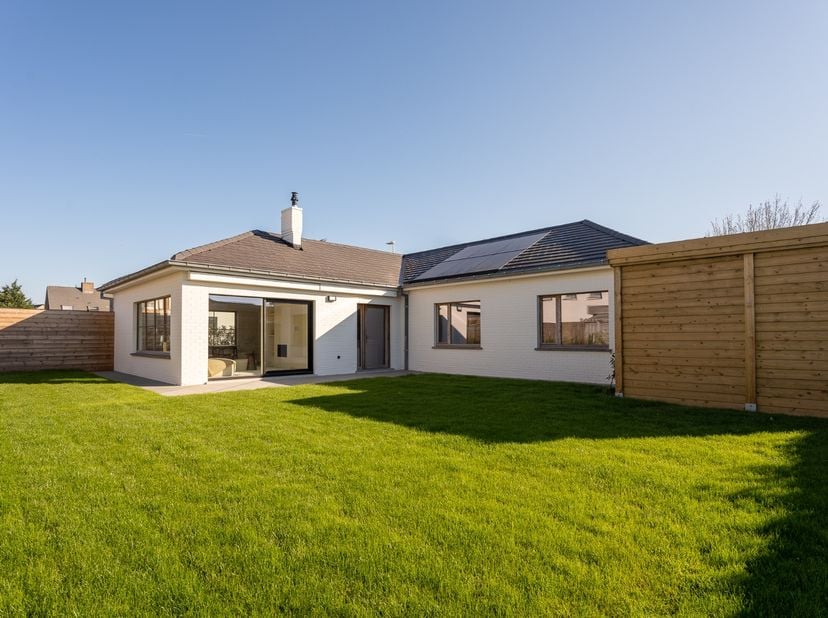 Deze instapklare gelijkvloers villa combineert stijl en energiezuinigheid met een praktische indeling op een centrale ligging te Koksijde.&lt;br /&gt;
De wo