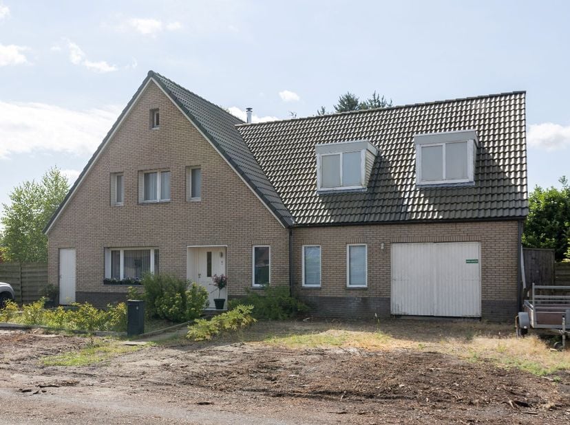 Ruime woning op een prachtig perceel te koop!&lt;br /&gt;
Deze verder af te werken, ruime gezinswoning wordt verkocht. De woning heeft in totaal maar liefst