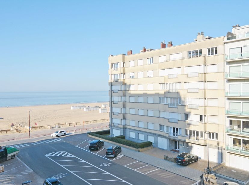 Te renoveren appartement op een vierde verdieping in een zijstraat van de zeedijk vlakbij het casino met mooi open zicht en zijdelings zeezicht.&lt;br /&gt;