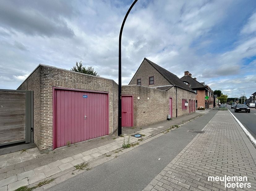 Deze gezellige instapklare en lichtrijke woning geniet van goede centrale ligging in het centrum van Waardamme en heeft een ruime opslagplaats onmidde