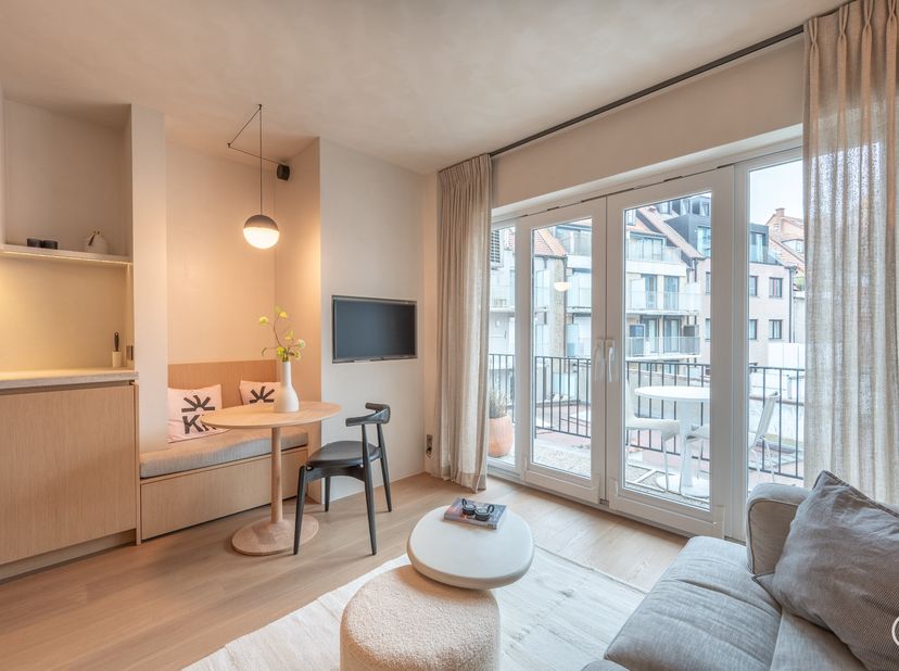 Smaakvol afgewerkt 1 slaapkamer appartement ideaal gelegen nabij Dumortierlaan.&lt;br /&gt;
Bestaande uit : inkomhal met apart gastentoilet, vestiaire, open