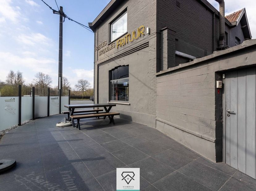 Goed gelegen handelszaak, momenteel succesvol geëxploiteerd als frituur (huidige handelshuur loopt tot oktober 2025).&lt;br /&gt;
&lt;br /&gt;
Deze locatie geniet