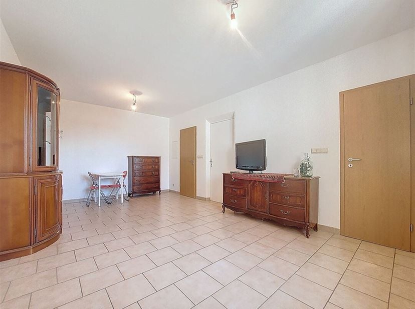 W Immobilière vous propose en location à Wolkrange un appartement situé au 1er étage. Ce bien se compose comme suit:  séjour avec espace salon et sall