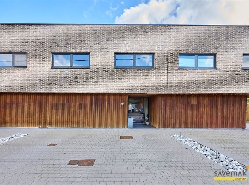 Welkom in de Akkerstraat! Deze gesloten bebouwing met een bewoonbare oppervlakte van 160m² is momenteel verhuurd aan 995,00 EUR.&lt;br /&gt;
Via de inkomhal