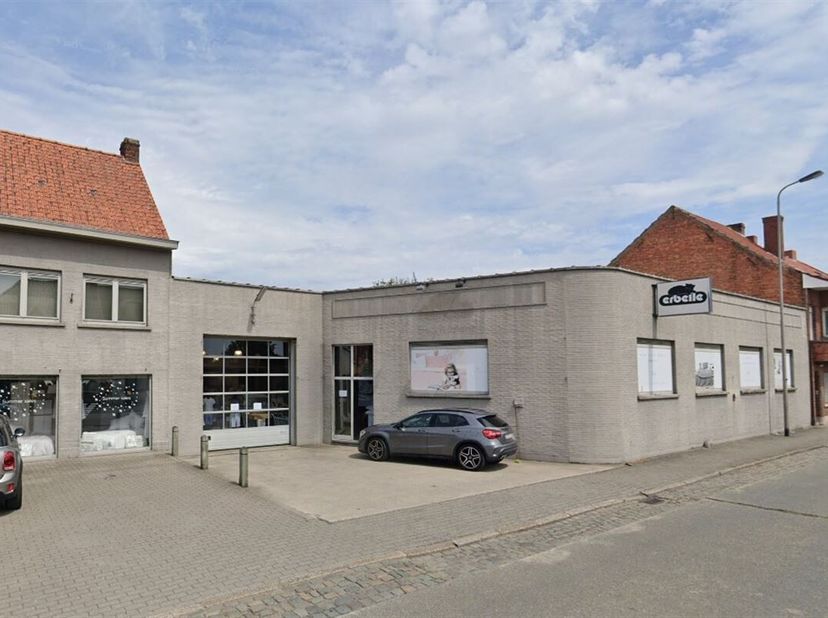 Découvrez ce bâtiment commercial unique et polyvalent au coeur de Deerlijk, un endroit idéal pour les entreprises et les investisseurs à la recherche