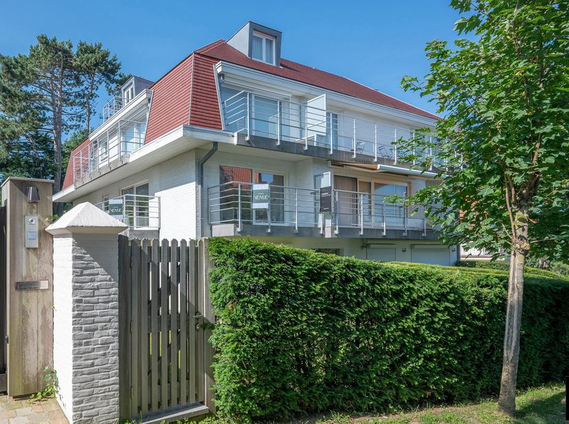 Een volledig gerenoveerd hoekappartement gelegen in een exclusieve villa-residentie op een toplocatie, in een charmant paadje op wandelafstand van zow
