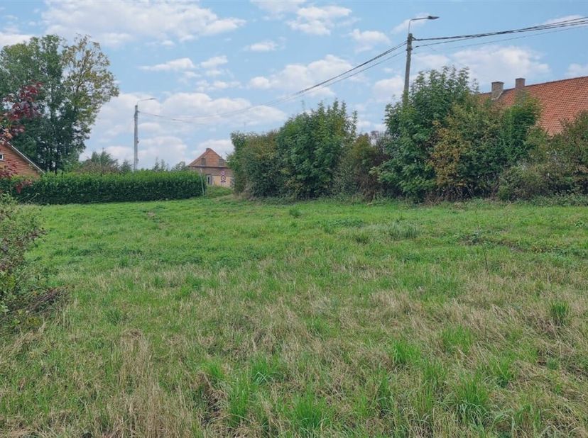 Très joli terrain prêt à construire avec permis obtenu pour une villa 4 façades de standing. 4 ares 48 ca, exposition Sud-Ouest vue agréable et dégagé