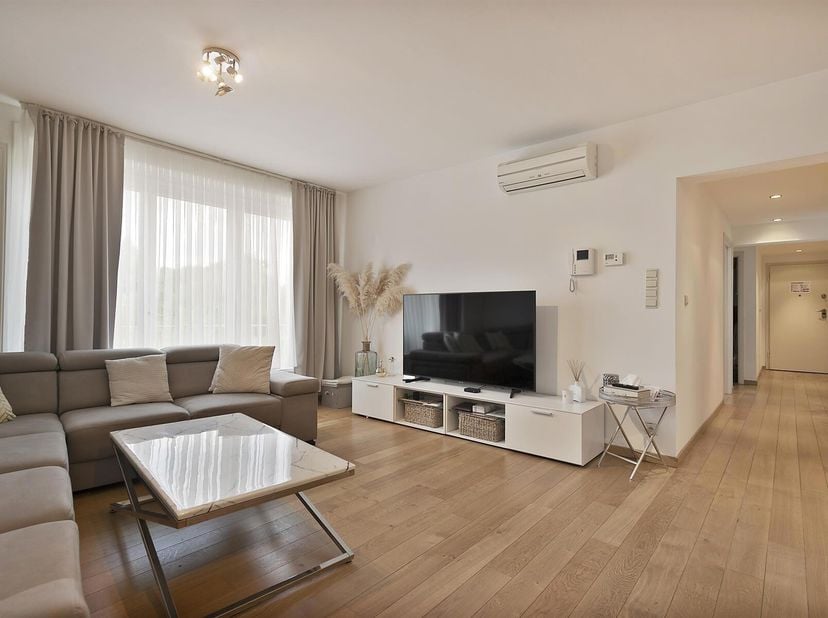 Praktisch en stijlvol appartement met twee slaapkamers en voleiken parketvloeren.&lt;br /&gt;
Gelegen op de tweede verdieping, bereikbaar per lift.&lt;br /&gt;
In