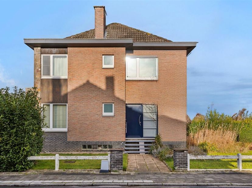 Maison spacieuse avec garage.&lt;br /&gt;
Disposition :&lt;br /&gt;
    Rez-de-chaussée : hall d&#039;entrée avec WC et vestiaire.&lt;br /&gt;
    Cuisine spacieuse et équip