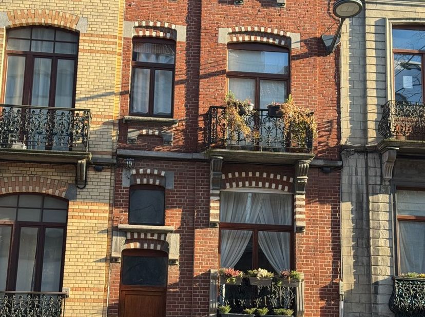A deux pas des Commissions, proche du quartier commerçant de la Chasse, un immeuble de 3 unités, comme on en rencontre peu, bien entretenu, bénéfician