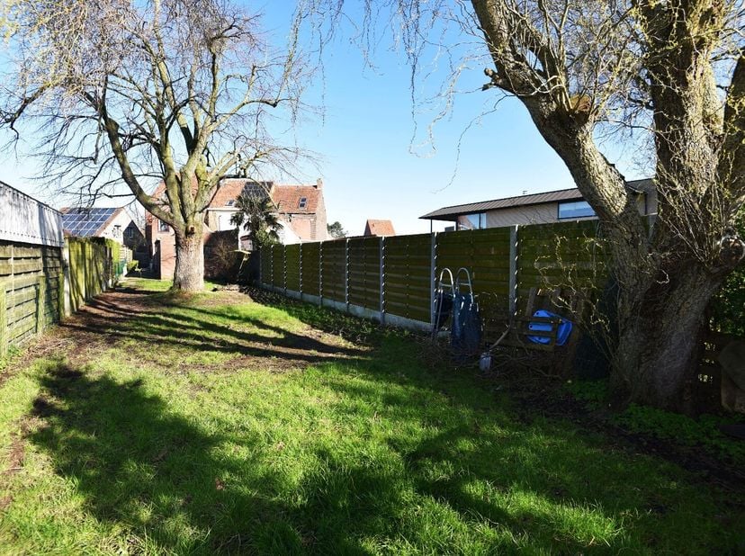 Open bebouwing op 870 m² met op het gelijkvloers inkom, woonkamer met zitplaats en eetplaats, bureau / polyvalente ruimte, keuken, berging / wasplaats