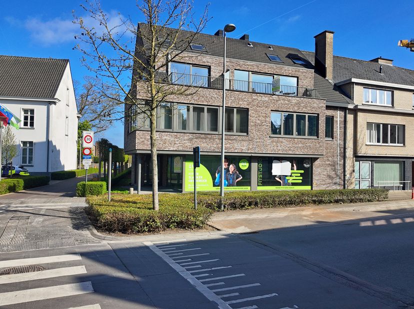 Dit recent en energiezuinig appartement, gelegen op de tweede verdieping van een moderne residentie met kwalitatieve afwerking, biedt een aangenaam wo