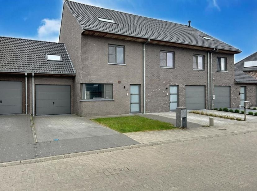 Rustig en kindvriendelijk gelegen woning, bestaande uit een inkomhal met gastentoilet, lichtrijke leefruimte met eet- en zithoek, uitgeruste keuken, g