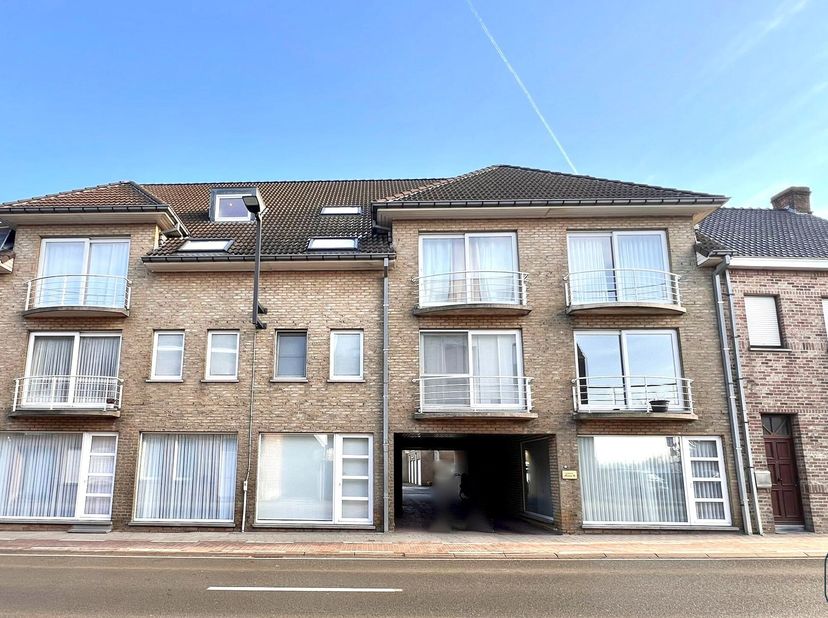 IDEALE INVESTERING: goedgelegen appartement met 2 slaapkamers en GARAGEBOX. INDELING: inkom met apart gastentoilet, berging, leefruimte, geïnstalleerd