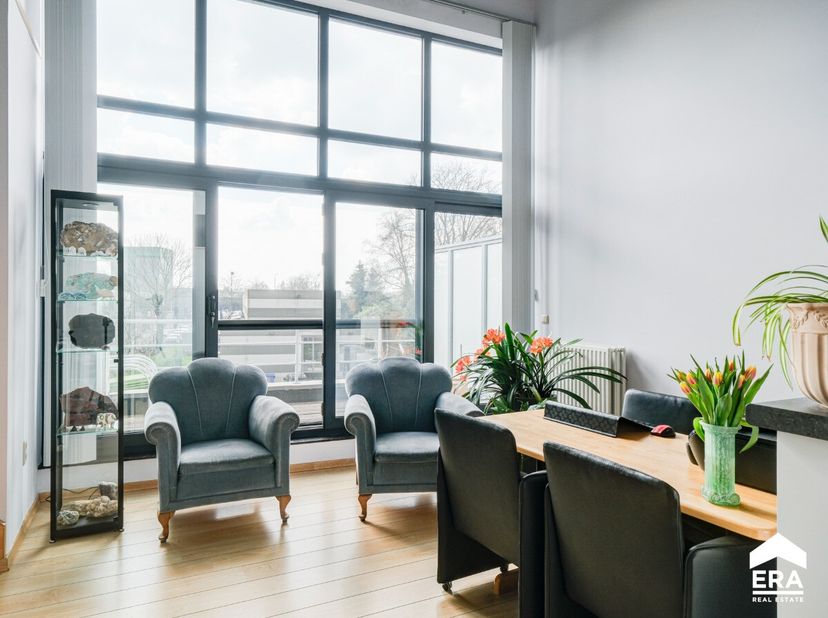 Dit energiezuinig duplex-appartement met 2 slaapkamers en autostaanplaats is gelegen op de tweede verdieping in residentie &#039;Dorlick&#039;, heeft een bewoon