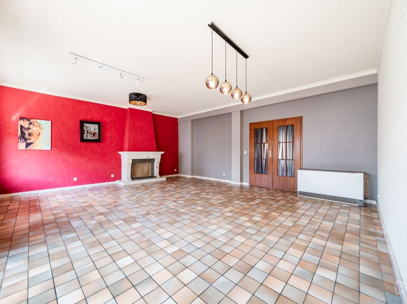 We Invest Mons a le plaisir de proposer un bel appartement 2 chambres idéalement situé, proche de toutes les commodités : axes routiers, Grands Prés,