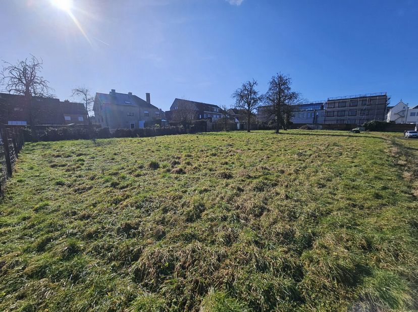 Bent u op zoek naar een ruim perceel bouwgrond voor een open bebouwing in een rustige en groene omgeving? Dan is dit perceel (lot 2) in de Kareelwei t