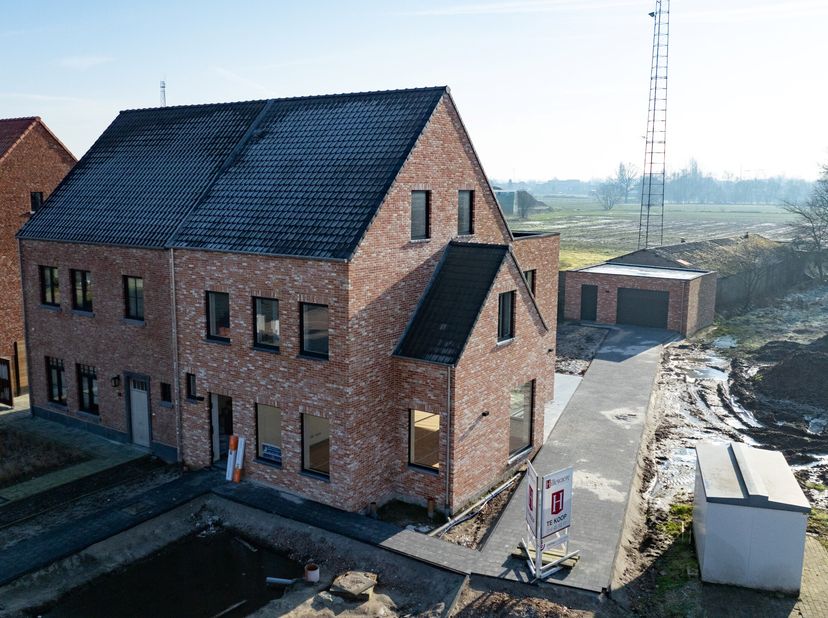 Deze halfopen BEN nieuwbouwwoning is gelegen op een absolute TOP locatie te Weelde. Vlakbij het centrum en op wandelafstand van winkels, school en ope