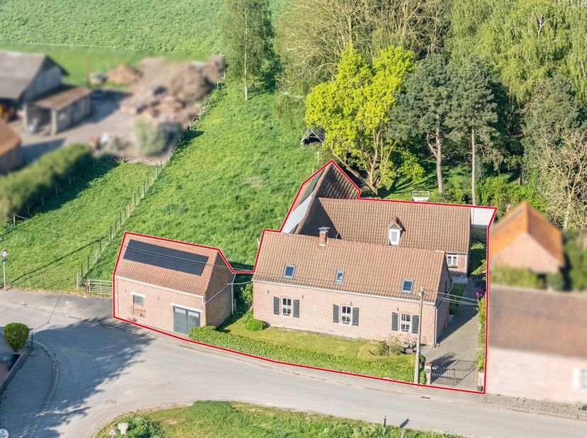 Idéalement situé dans la campagne d&#039;Esplechin, lAgence Leclercq vous propose cette charmante maison style fermette 3 chambres avec jardin et garage.&lt;b