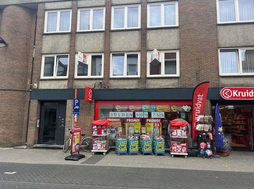 Appartement gelegen in het centrum van Lanaken op het 1e verdiep. INDELING : inkomhal, woonkamer, ingerichte keuken, berging, apart toilet, 4 slaapkam