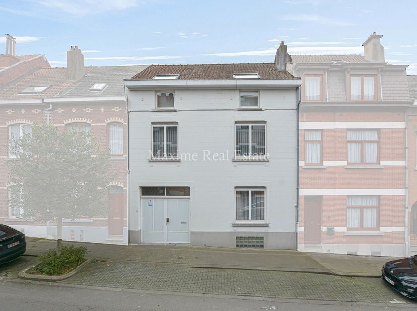 Maxime Real Estate stelt u een goed onderhouden ééngezinswoning met 6 slaapkamers voor.&lt;br /&gt;
Uitstekende ligging in een rustige éénrichtingstraat nab
