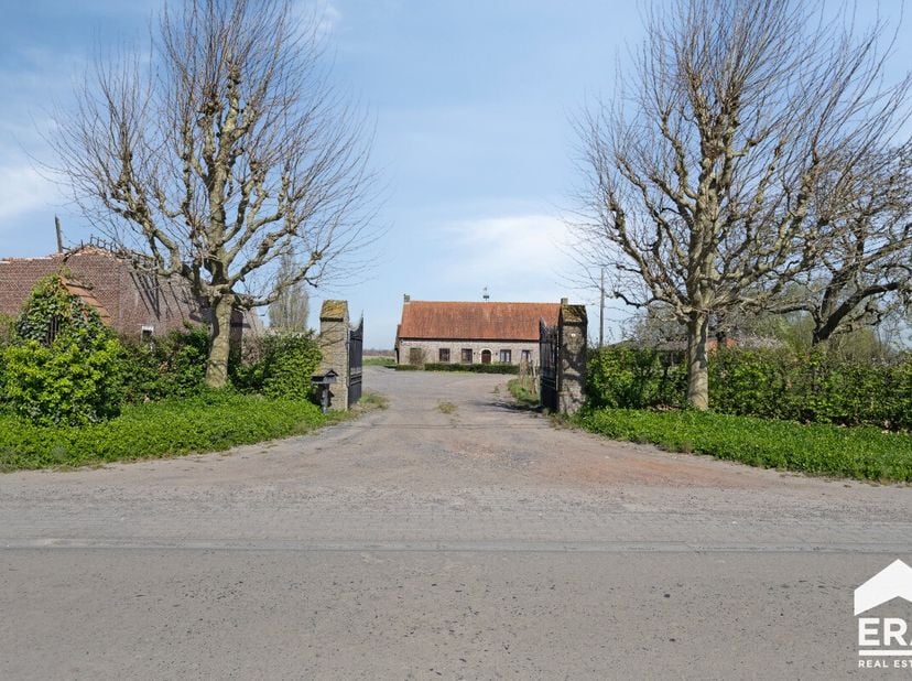 [[ DIT PAND NEEMT DEEL AAN DE ERA OPEN HUIZEN DAG OP 14/6 VAN 14:30 TOT 15:30 ]] Op te frissen hoeve op 7.200 m² met diverse bijgebouwen in het landel