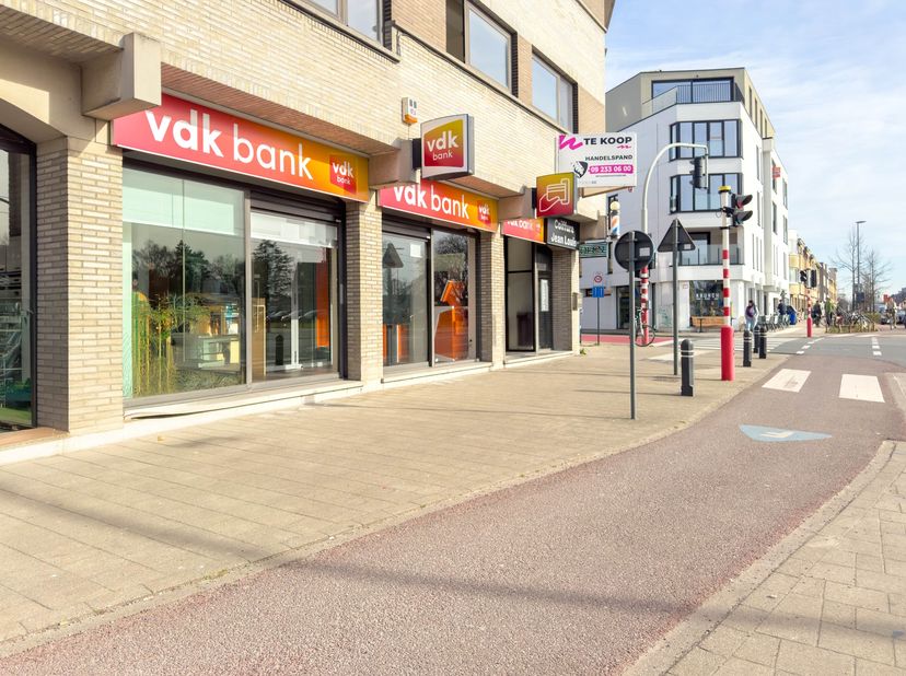 Bent u op zoek naar een ideaal gelegen handelszaak vlak aan het UZ Gent? &lt;br /&gt;
Dan is dit pand zeker iets voor u! &lt;br /&gt;
&lt;br /&gt;
Op een uitstekende lo