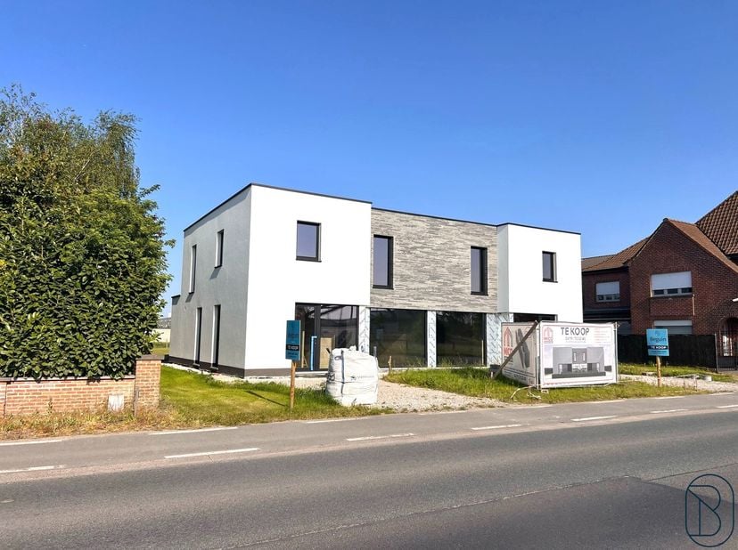 Kwalitatieve MODERNE ENERGIEZUINIGE NIEUWBOUWWONING met 4 SLK en GROTE TUIN. INDELING: inkom, apart toilet, berging (met extra douche mogelijk), LICHT