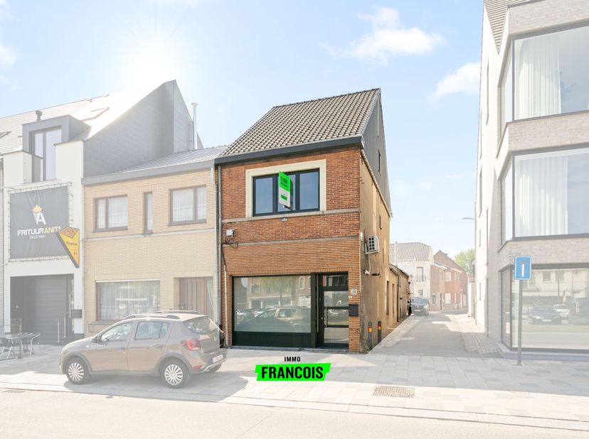 Vous cherchez une maison spacieuse dans un emplacement de choix ? Alors, cette maison prête à emménager sur la place animée du marché de Sint-Lievens-