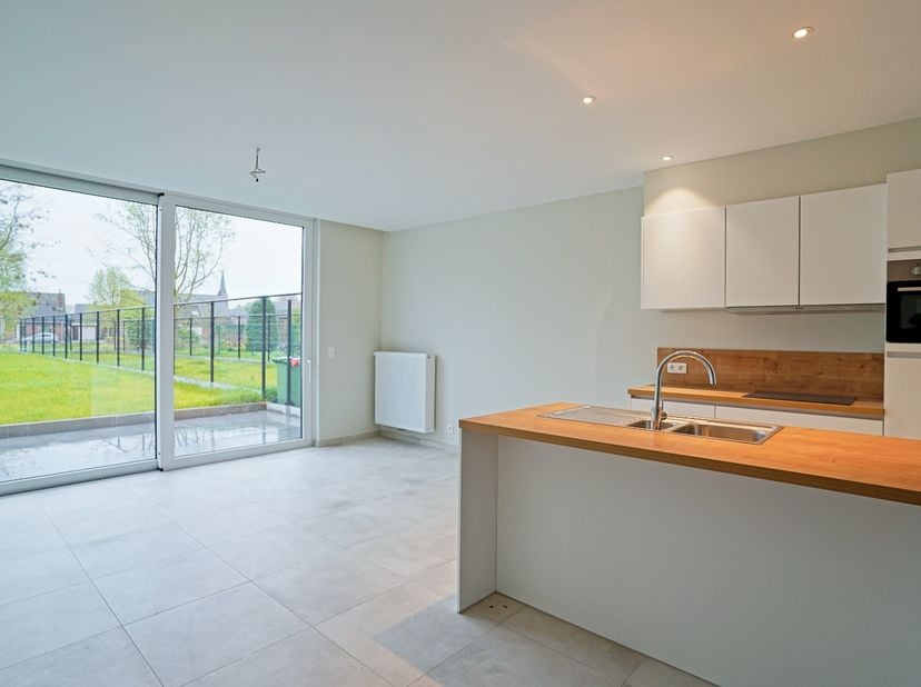 Deze lichtrijke woning werd volledig gerenoveerd en tot in de puntjes afgewerkt door een gerenommeerd bouwbedrijf uit de regio. De woning is rustig ge