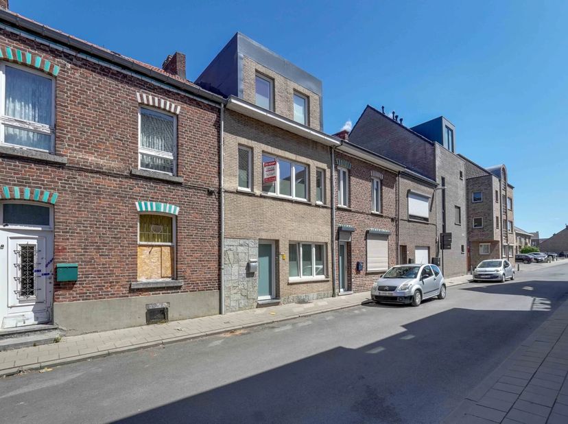 Deze ruime rijwoning ligt op een steenworp van het centrum van Sint-Truiden. Alle nodige voorzieningen liggen bijgevolg op wandel- of fietsafstand. De