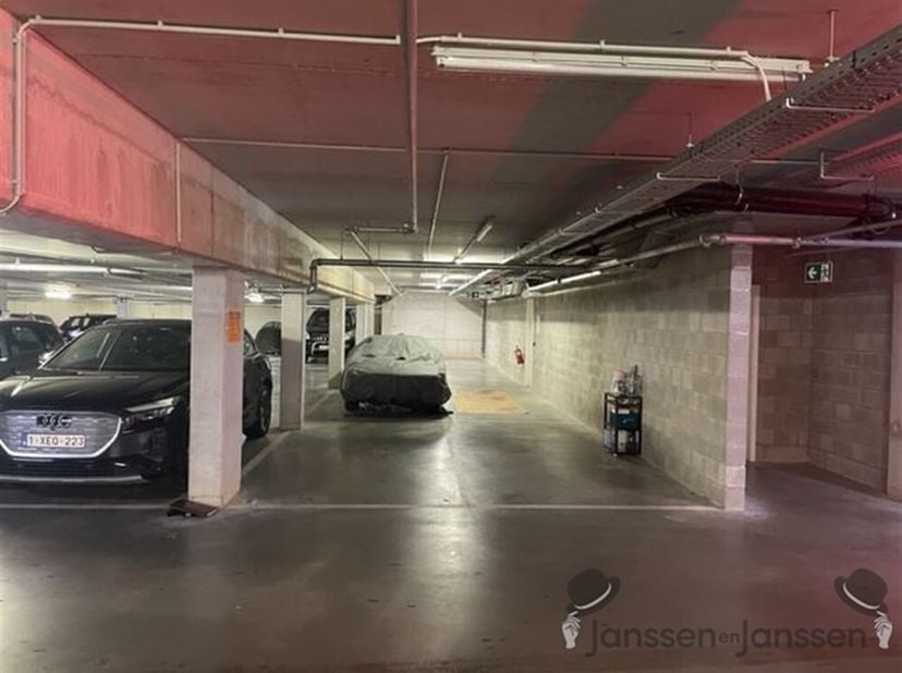 Ondergrondse parkeerplaats gelegen te Kontich, Infanterielaan 7-25 in nieuwbouwproject Kontich Kazerne . Aparte in-uitgang, vrije hoogte 205cm.&lt;br /&gt;