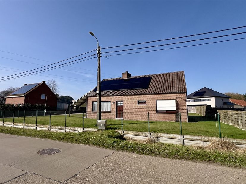 Cette belle maison à Kasterlee offre calme et espace sur un généreux terrain de 1198m².&lt;br /&gt;
Avec son emplacement stratégique dans un quartier calme,