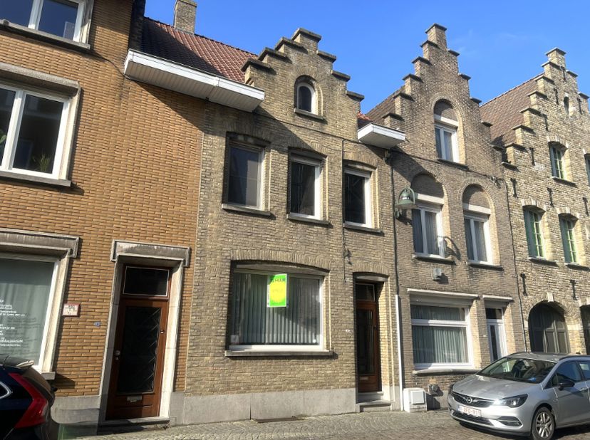 omvattende een inkom-/traphal, living, ingerichte keuken en badkamer, 3 slaapkamers, ruime buitenberging, grote kelder, zolder en Z-gerichte koer
