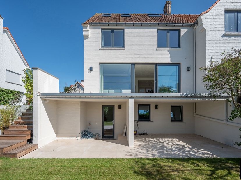 Ontdek deze volledig vernieuwde koppelwoning, ideaal gelegen in het prachtige Duinbergen, op slechts enkele minuten wandelen van de kustlijn en het st