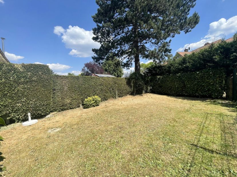 AUDERGHEM, vlakbij Herrmann Debroux. Mooi huis (3 slpk/1bur/2bad) van +/- 200m² met tuin en garage. Begane grond: inkomhal met toilet, bijkeuken en ga