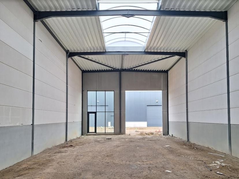 Op een centrale ligging in de driehoek Tielt- Deinze-Waregem, meer bepaald te Dentergem bevindt zich het KMO-Park RIVA bestaande uit 4 fases van in to
