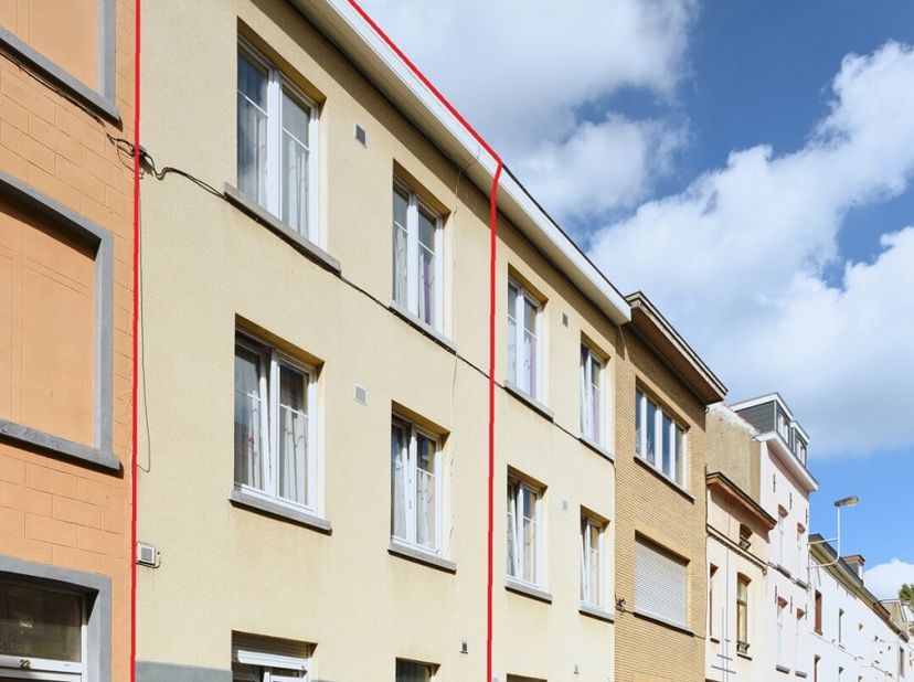 A proximité du Canal et du Centre-ville, et non loin du metro Comte de Flandre, nous vous proposons cette maison unifamiliale 3 ch et offrant : -----