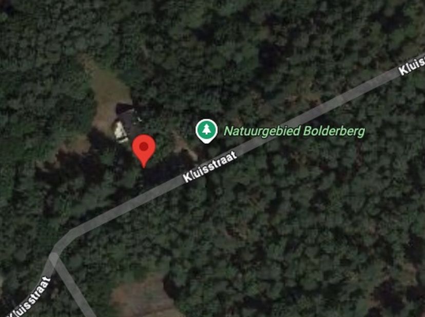 Deze woning bevindt zich op een unieke locatie in Zolder, meer bepaald op De Kluis. De omgeving staat bekend om haar rustige, groene en residentiële k