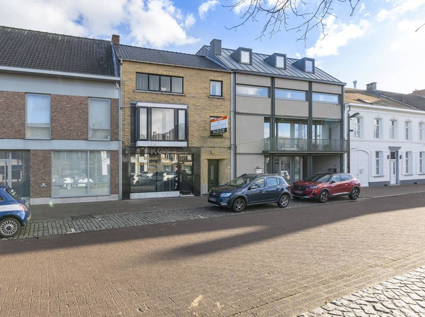 &lt;br /&gt;
Ligging:&lt;br /&gt;
Zeer gunstig gelegen op de grote markt van Westerlo, zeer goede visibiliteit en vele parkeermogleijkheden in de buurt.&lt;br /&gt;
Oms