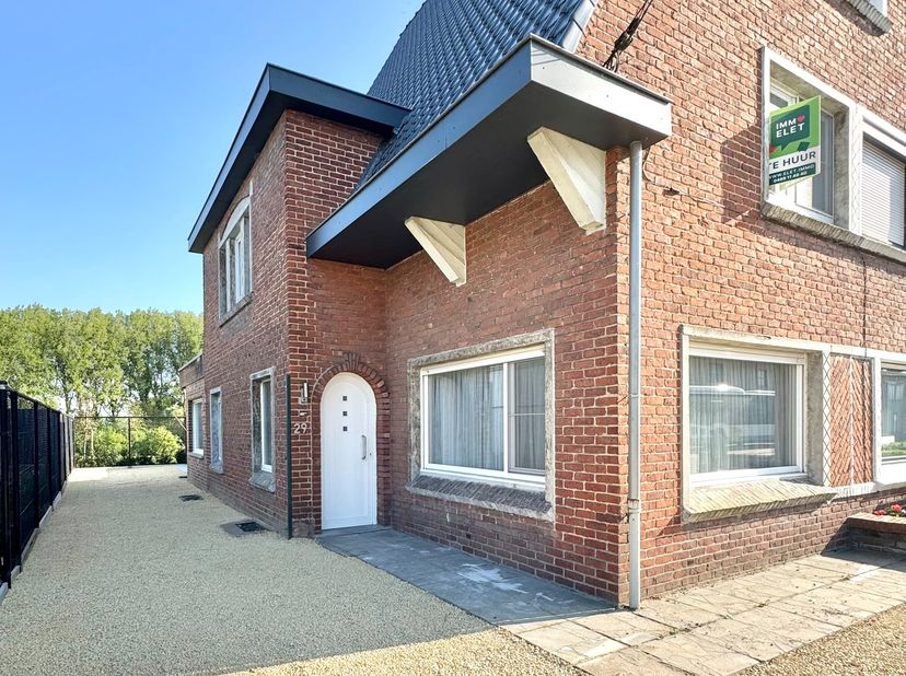 Gerenoveerde onderhoudsvriendelijke halfopen woning (LINKER woning) met ruime oprit en parking voor de deur; Indeling: inkom met traphal; ruime droge