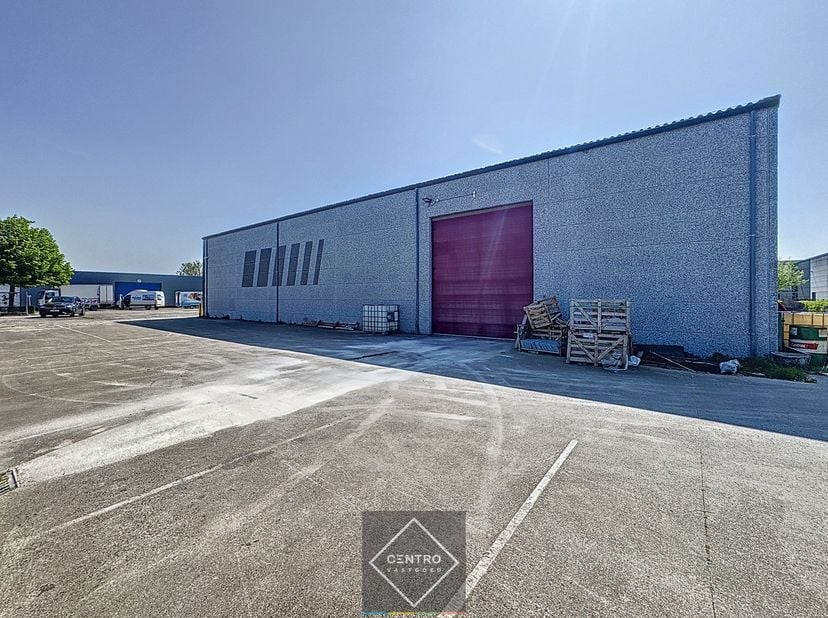 Magazijn (200m2) met bureel, berging, toilet en buitenterrein (Circa 250m2) op ambachtelijke zone te Blankenberge! &lt;br /&gt;
&lt;br /&gt;
AFWERKING:&lt;br /&gt;
Maga
