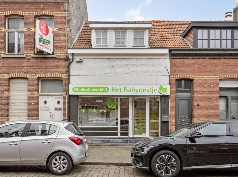 Indeling:&lt;br /&gt;
- Gelijkvloers: ca. 110 m² open ruimte, naar wens in te richten&lt;br /&gt;
- Ruime, vernieuwde open keuken&lt;br /&gt;
- Praktische berging&lt;br /&gt;