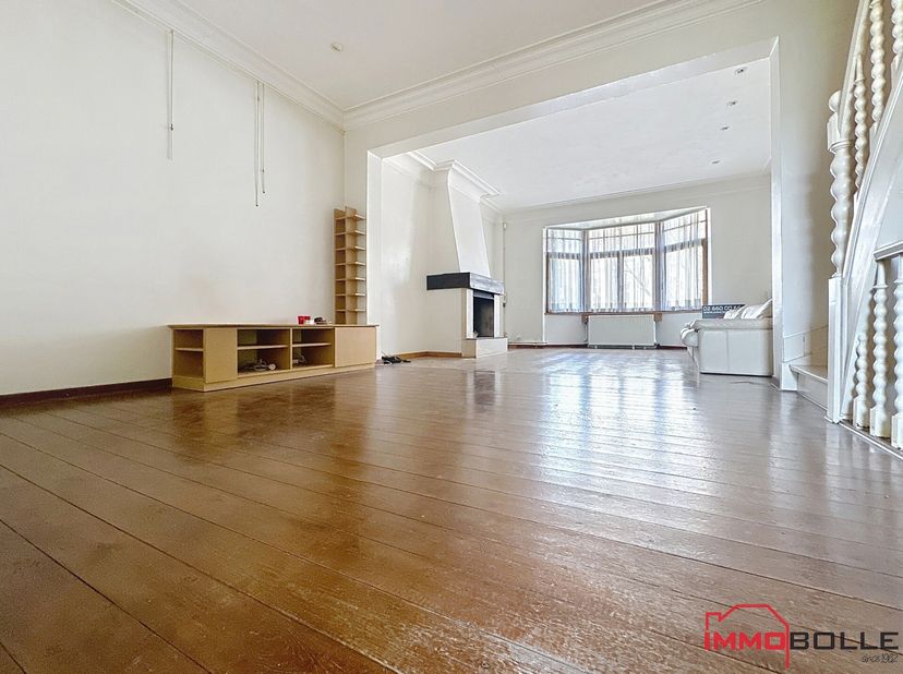 A proximité immédiate de la Place de Keym et de toutes les facilités, belle maison de 201m² + terrasse et jardin située sur 4 niveaux (rez-de-chaussée