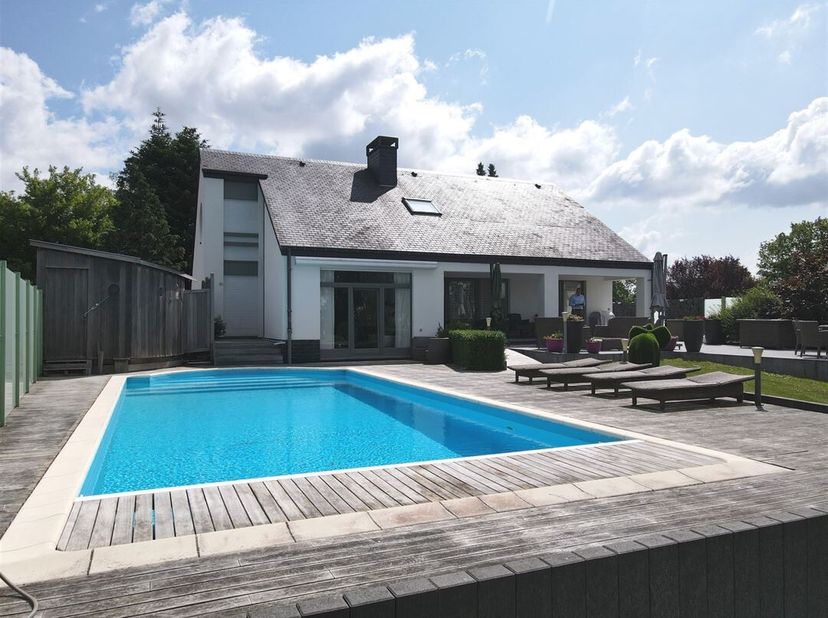 W Immobilière vous présente dans le charmant village de Sampont (Arlon), une VILLA D&#039;EXCEPTION  sur un terrain de plus de 38 ares. Ce bien se compose