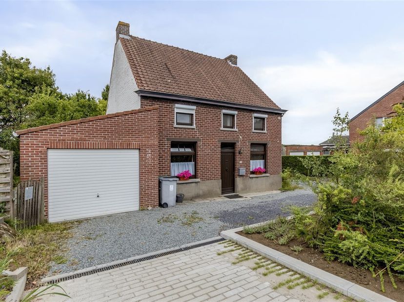 Bienvenue à Oosterzele, où cette charmante maison familiale est située sur un terrain spacieux de 740m². Avec une surface habitable de 160 m², cette m
