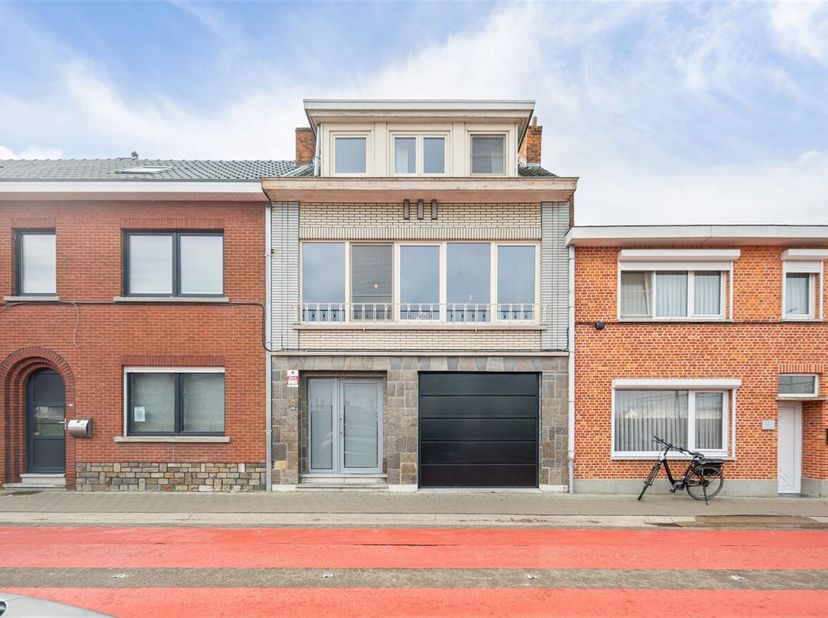 Ligging&lt;br /&gt;
Deze woning is gelegen in een één richting straat nabij het centrum met verschillende voorzieningen zoals supermarkten, scholen en sport