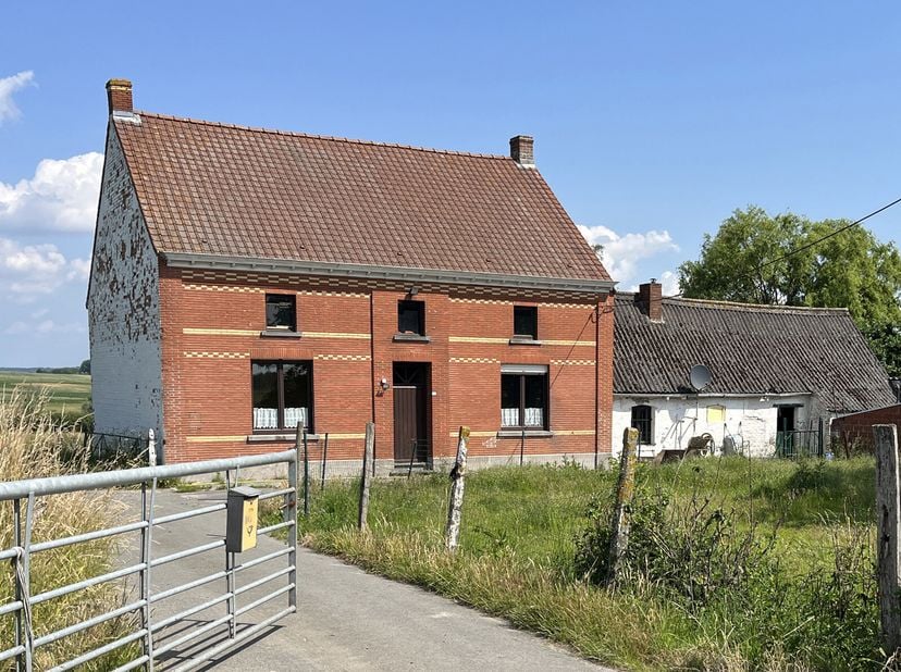 Nichée en pleine campagne, implantée sur un terrain de près de 1 hectare, avec une vue imprenable, cette propriété offre un cadre de vie exceptionnel.