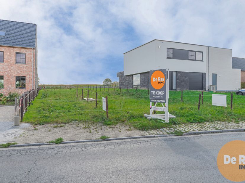 VLIERZELE - Deze mooi bouwgrond, voor het bouwen van een halfopen bebouwing, kunt u vinden op een rustige locatie te Vlierzele. Deze grond met zijn pe